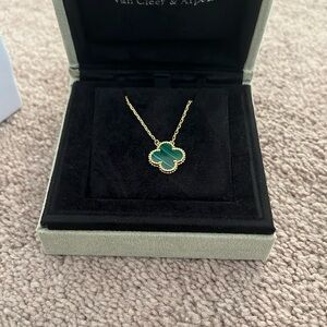 Green clover motif necklace